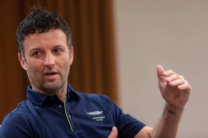 現在ターナー選手は、英国で新型「ヴァンテージ」に乗っているという。「スタイリッシュなハイパフォーマンスモデルですが、どんなところにも乗っていける日常性も魅力です。今回の来日の際も、空港までヴァンテージで行きました」と愛車の魅力を語った。