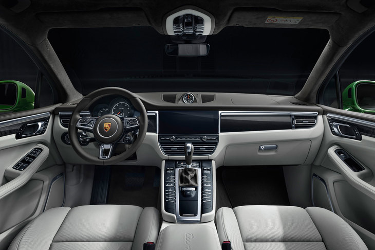 「マカン ターボ」のインテリア。「911」シリーズと同デザインとなるヒーター付きGTスポーツステアリングホイールはオプション。