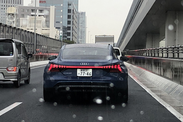 「エフィシェント」モードでの走行時は、タイヤのパターンノイズもほとんど聞こえない。サスペンションはウルトラしなやかで、乗り心地も最高だった。平べったい車体が地面に張り付き、まるで一反木綿のように走る。