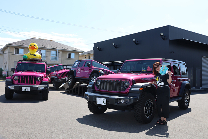 ご自身のピンクの「ラングラー」で来店したMiki☆さん。これは2024年9月発売の限定車だが、どうやら同じ色のようだ。