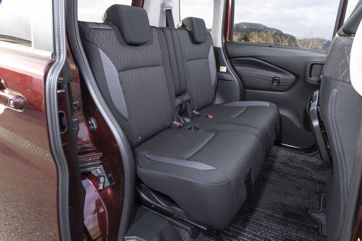 後席は左右2分割で前後スライドが可能。5人乗車を実現するには左右の乗員が同じポジションにする必要がある。