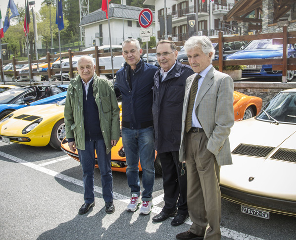 「ランボルギーニ・ミウラ50周年記念イベント」でのひとこま。写真左から、パオロ・スタンツァーニ、ランボルギーニの研究・開発部門担当取締役を務めるマウリツィオ・レッジャーニ、ジャンパオロ・ダラーラ、マルチェロ・ガンディーニ。