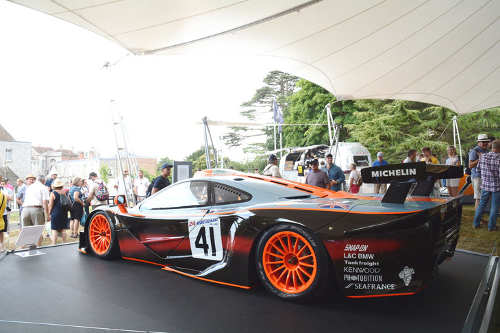 「マクラーレンF1-GTR 1997」のリアビュー。レースに特化した、従来モデルの「F1-GTR」とは異なるシルエットがよく分かる。