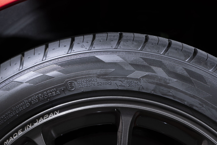 サイドウォールにはチェッカードフラッグをモチーフとしたパターンがあしらわれる。これはフラッグシップタイヤ「PS91」をはじめとした「エクスタ」シリーズに共通するデザイン要素だ。