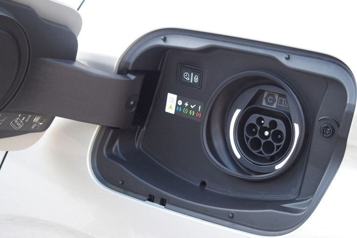 DS 4リヴォリE-TENSE（充電ポート）