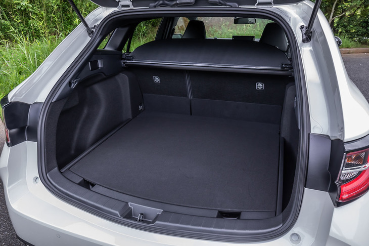 荷室容量は5人乗車の通常使用時で329リッター。最大左右幅は1464mm、荷室床面からの最大天井高（デッキボード下段設置時）は755mmとなる。