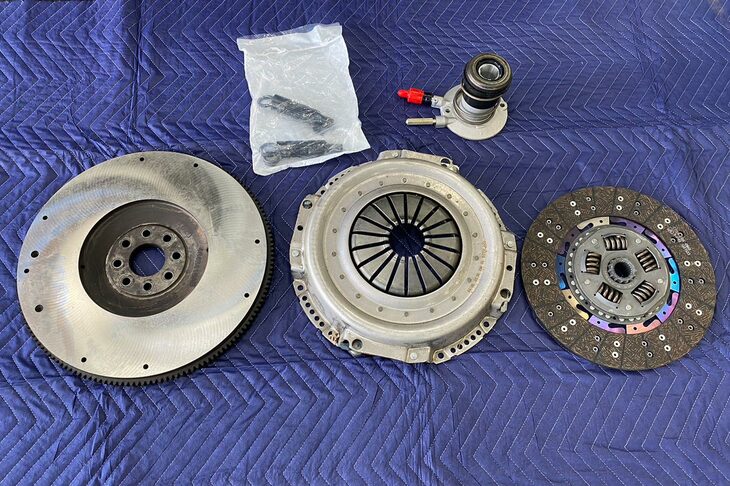 今回組み込んだ、クラッチまわりの部品。フライホイール（写真左）の径はGen2とそれ以降とで違い、Gen3以降の「バイパー」ではワンサイズ大きなものが使用されている。つまり、Gen3なら2017年まで製造されていたGen5のものが使えるが、Gen2ではそうはいかないのだ。