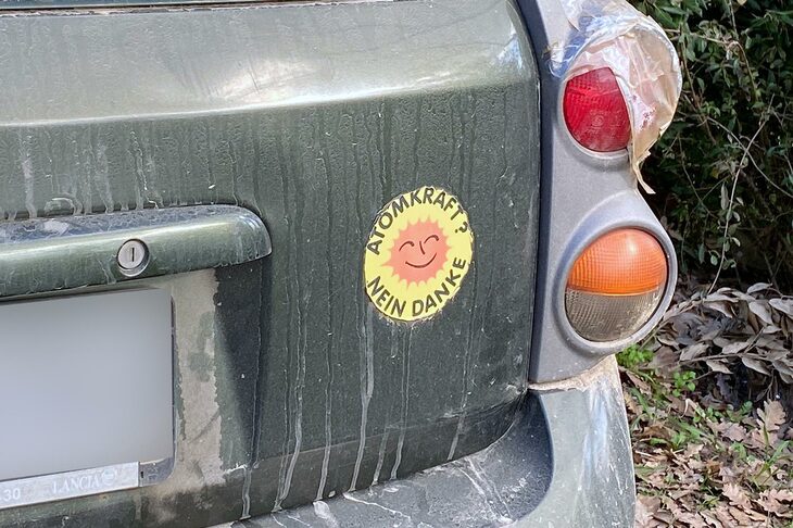 【写真10】ドイツから来た「フィアット・パンダ」には「原発反対」ステッカーが。社会派、政治的メッセージとしてのステッカー例。