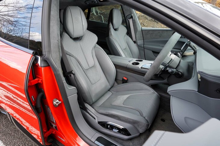 シートには、3段階の強さと5種類の作動モードを備えたマッサージ機能を前後席の両方に採用。可変サイドボルスター付きの車両では、ドライブモードに応じてシートの形状も変化する。