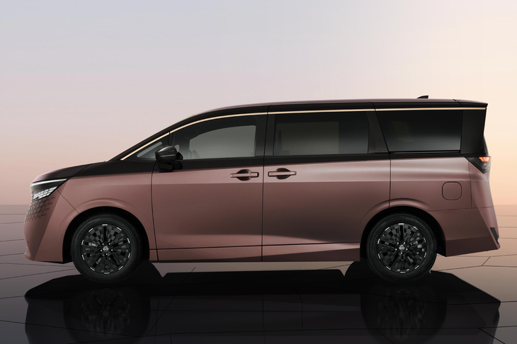 全高のアップにより、堂々としたミニバンスタイルとなった新型「エルグランド」。現行型は動力性能を高めるべく車高を低くしたが、「他のミニバンから見下ろされているようで嫌」という声もあったとか。
