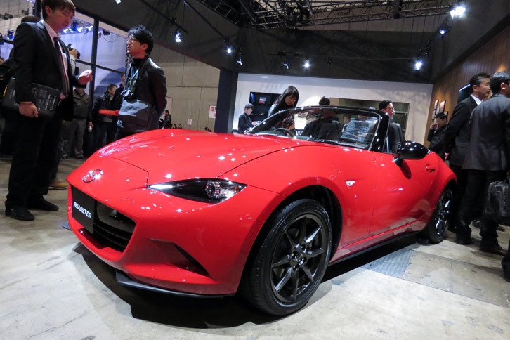 「クラシックレッド」の外装色が用いられた「マツダ・ロードスターSスペシャルパッケージ」。