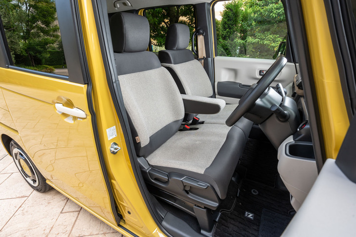 シートはまるで無印良品のソファのような質感だ。背もたれの中央からサポートへとなだらかにつながる曲線が優しい雰囲気を生み出す。