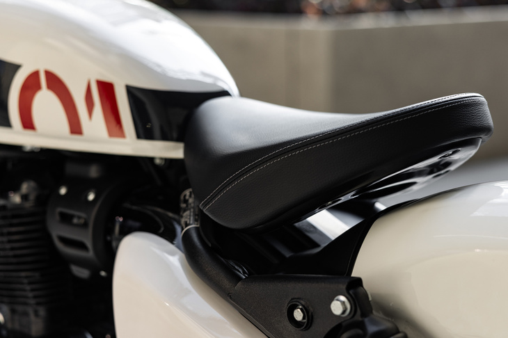 フローティング式のシングルシート。アクセサリーで、キャリアとしても使えるタンデムシートキットも用意される。