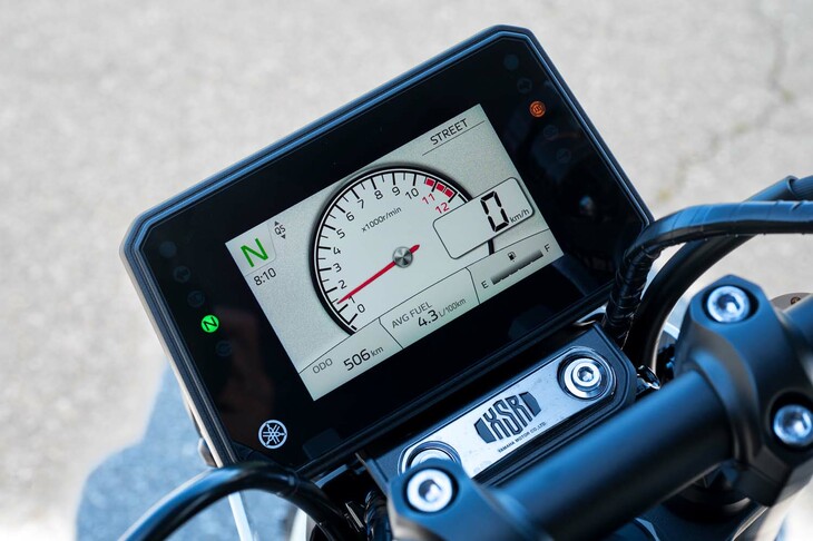 新採用の5インチTFTディスプレイ。4種類のメーター表示が可能なほか、スマホとの連携機能付きで、ナビアプリの地図画面も表示できる。