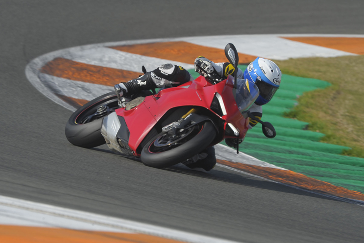 「ドゥカティ・パニガーレV4 S」には、車体を傾かせるコーナリング状態でもABSが働く、ボッシュ製の「コーナリングABS EVO」が搭載されている。