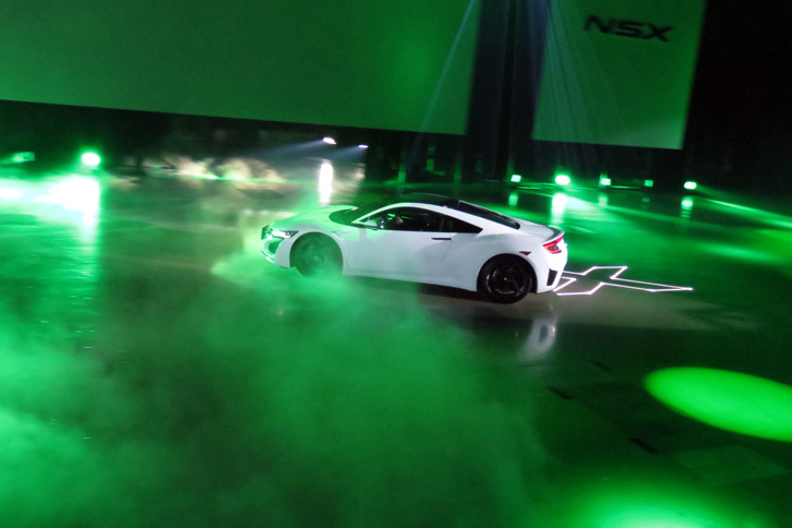 会場を縦横無尽に走り回る、新型「NSX」。