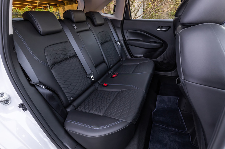 4WD車には、FF車ではオプション扱いとなる「ホットプラスパッケージ」が標準装備される。同パッケージにはリアヒーターダクトや前席のヒーター機能などが含まれている。