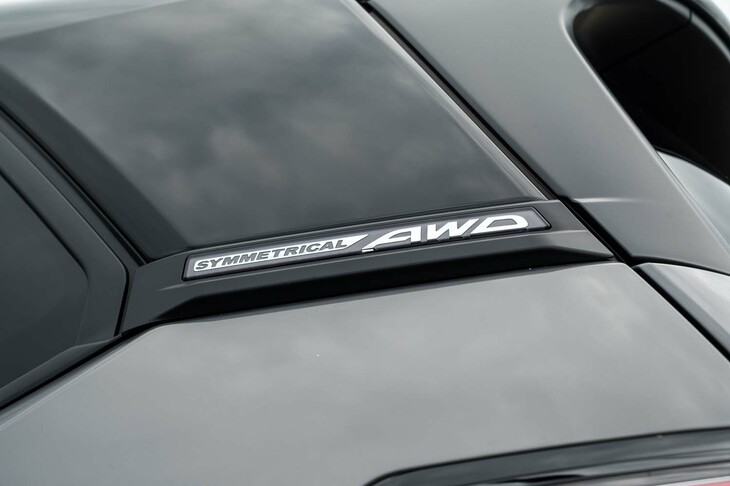 リアにモーターを追加する他社のハイブリッド四駆とは異なり、スバルは「S：HEV」でもプロペラシャフトを用いた機械式四駆を採用。ただし、システムは純エンジン車とは微妙に異なり、S：HEVには低負荷走行時にFWD走行を行えるよう、カップリングに電磁クラッチが装備される。