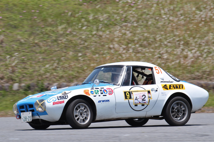 往年のトヨタのワークスマシン風のカラーリングが施された「トヨタ・スポーツ800」。Aクラス5位。