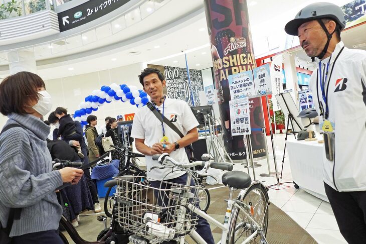 自転車のコーナーでは、正しいヘルメットの被り方や、タイヤの空気圧の管理方法などもレクチャー。自転車用タイヤは、サイドウォールに適正空気圧が書いてあるって、知ってました？