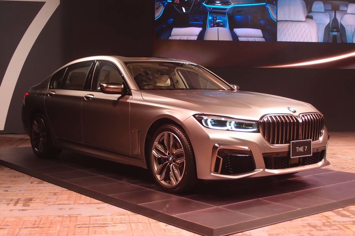 モデルライフなかばの仕様変更が施された6代目「7シリーズ」。写真は最上級モデルとなる「BMW 760Li xDrive V12エクセレンス」で、価格は2523万円。