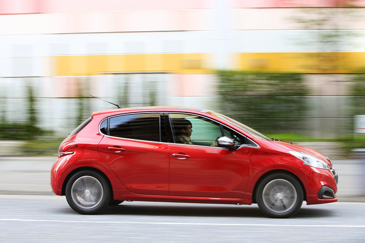 エクステリアでは、クロムのサイドウィンドウモールディングやドアミラーカバーなどが「アリュール」の特徴となっている。