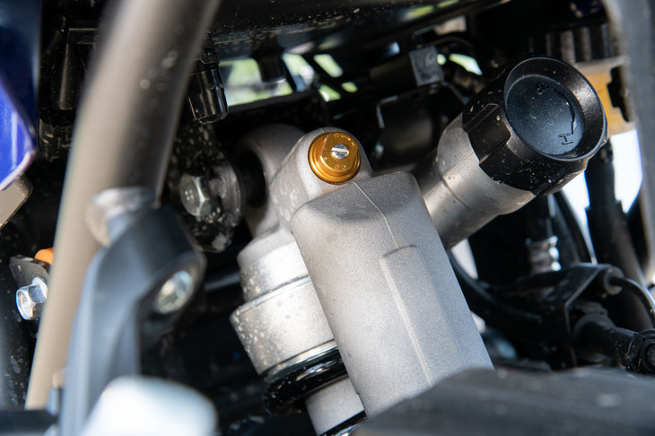 リアの足まわりには、新設計のリンク式モノクロスサスペンションを採用。ストローク量は200mmで、伸び／縮みの減衰力とプリロードの調整が可能。