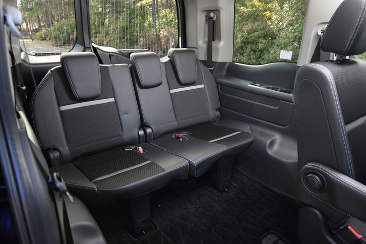 大人でも快適に過ごすことができる3列目シート。使わないときは折りたたんで、床に格納できる機構がうれしい。