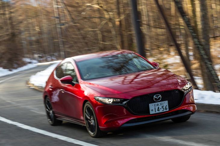 「マツダ3」のボディーは、従来モデル（アクセラ）の上下左右方向に加え、前後方向にも環状構造を採用することで剛性アップを実現。ダンパーやタイヤの機能を最大限に引き出すべく設計がなされている。