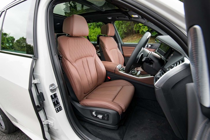 テスト車にはパッケージオプション「コンフォートパッケージ」が装着されており、前席にはヒーターやクーラー、マッサージ、ランバーサポートなどが“全部入り”となっていた。