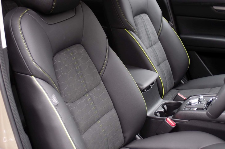 「フォールドジャーニー」のシートには六角形のエンボス加工が施されている。