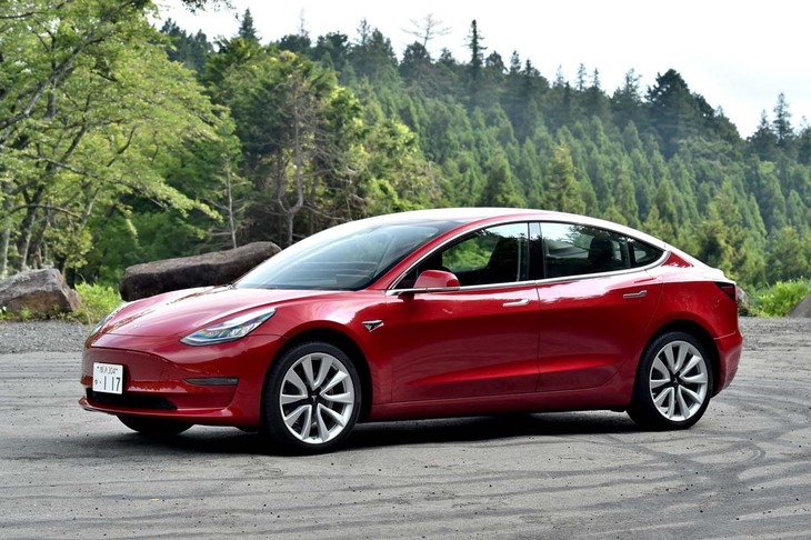 
	【テスラ・モデル3のスペック】
	ボディーサイズ：全長×全幅×全高＝4694×1849×1443mm／ホイールベース：2875mm／車重：1770kg／駆動方式：RR／最高出力：--ps（--kW）/--rpm／最大トルク：--Nm（--kgm）/--rpm／タイヤ：（前）235/40R19 96W／（後）235/40R19 96W（コンチネンタル・プロコンタクトRX）／一充電最大走行可能距離：530km（メーカー参考値）／交流電力量消費率：--Wh/km／価格：--円
	