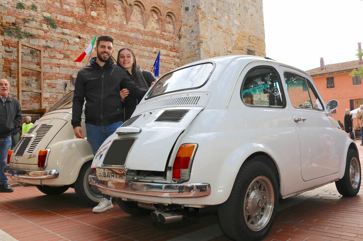 ラファエッレ君と彼女のジェッシカさん。左端に彼女の父親パオロさんも写り込んでいる。