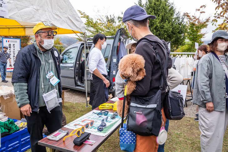 横浜の眼鏡店「素敵眼鏡MICHIO」とのコラボレーションによって製作された「Kanglasses（カングラス）」の販売ブース。フレームは全6色がラインナップしている。