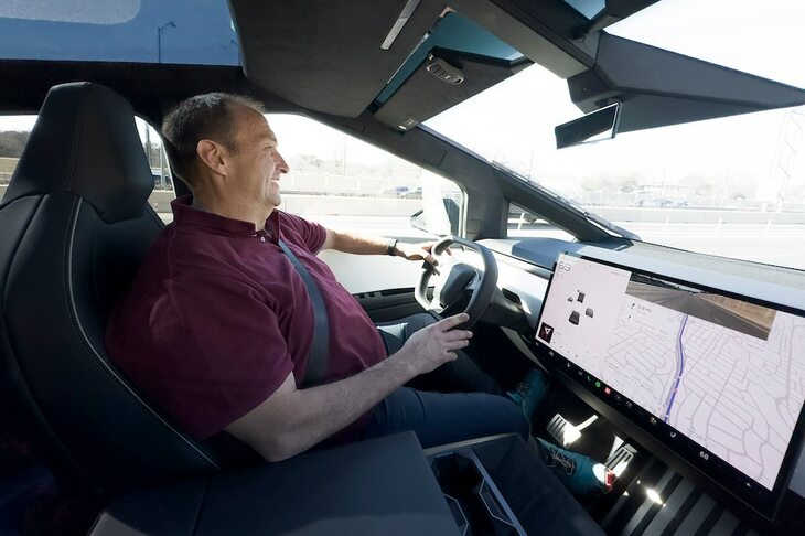 「サイバートラック」の内部は修道院の独房のような厳かな魅力に満ちている。