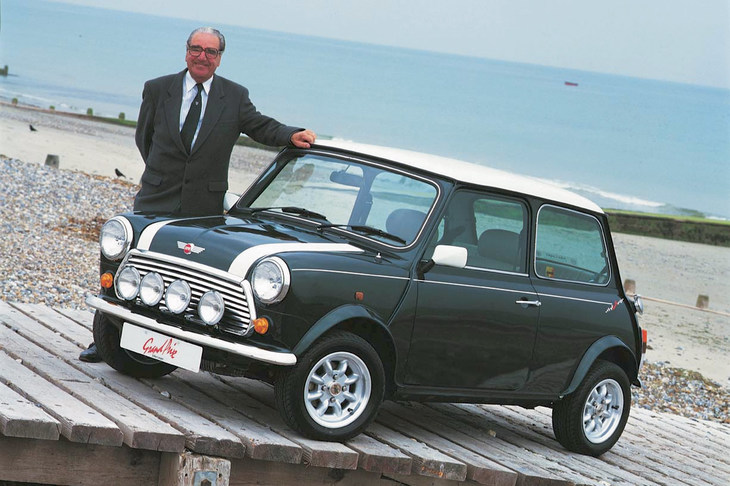 1994年に、クーパーのF1タイトル獲得35周年を記念して設定された「ミニクーパー グランプリリミテッドエディション」と、ジョン・クーパー。
