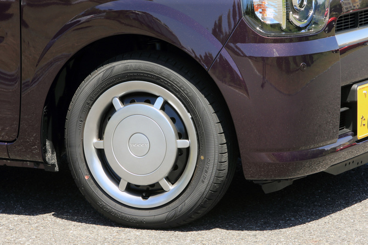 タイヤサイズは全車共通で155/65R14 。「G“SA III”」には周囲にホワイトパール塗装を施したツートンカラーのフルホイールキャップが装備される。