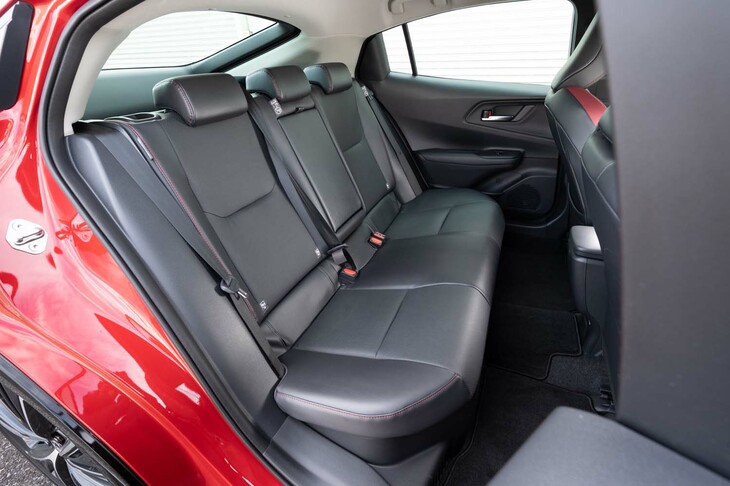 タクシー専用車化も考慮したというだけあって（？）後席は足元も頭上も広い。前席の着座位置が低いためシートの下につま先が入れづらいのが今イチ。