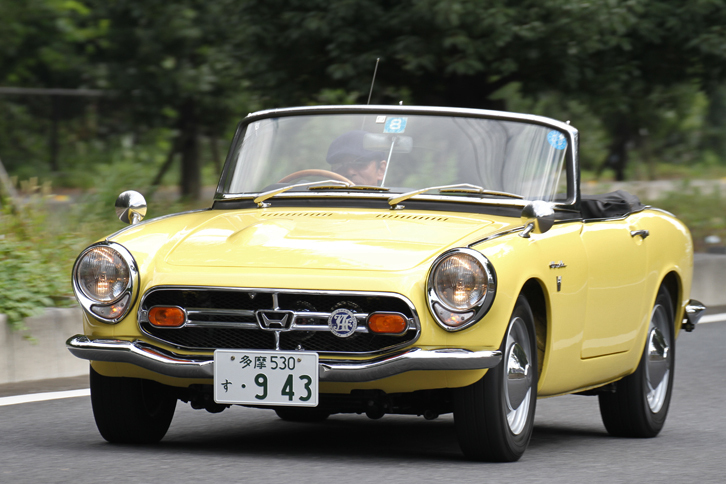 オリジナルに近い姿を保った「S800」。ボディーカラーは、初期のチェーンドライブ仕様ではこのゴールデンイエロー（黄）とスカーレット（赤）の2色で、リジッドアクスル仕様ではアイボリーホワイト（白）が加わった。