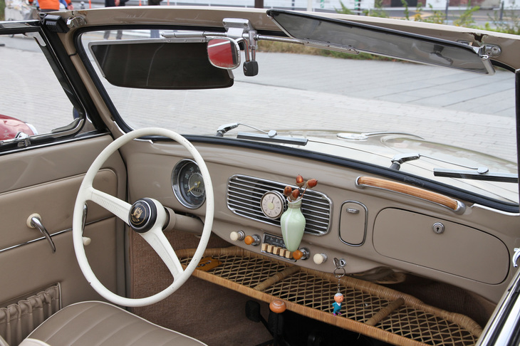 前出の「タイプ1カブリオレ」のインテリア。籐（とう）のトレイと季節に合わせてどんぐりを挿した花瓶がオシャレ。