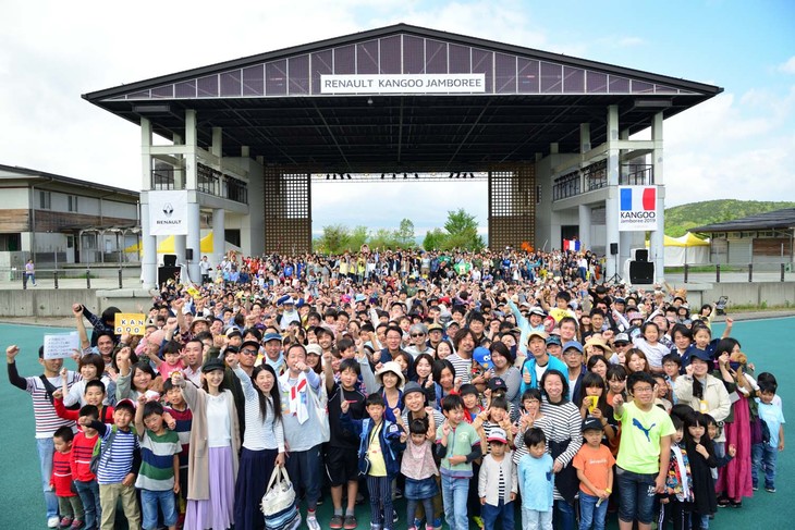 恒例の集合写真は、いったい何人が集まっているか分からないほどの規模に。これだけのスペースを使い、なんとかフレームに収めた。今回の参加者数は、なんと5019人。昨年より702人も多いと知り、納得。