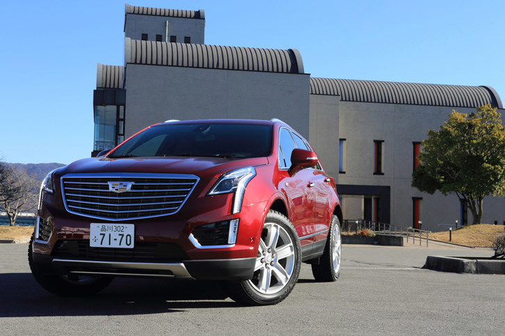 エクステリアでは、現代キャデラックの特徴である、角を強調したボディー形状とエッジの効いたプレスラインが目を引く。