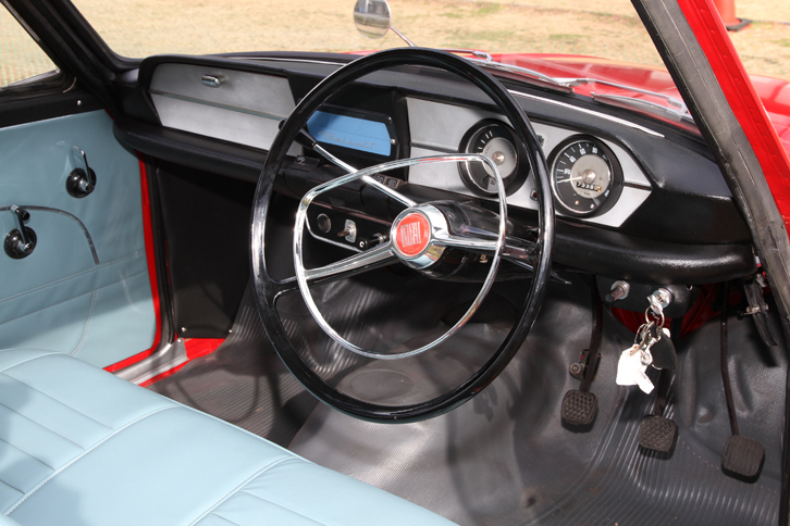 「ベレット エキスプレス」のインパネまわりは「サルーン」と共通。フロントシートはベンチ式で、ギアボックスは4段コラムシフト。