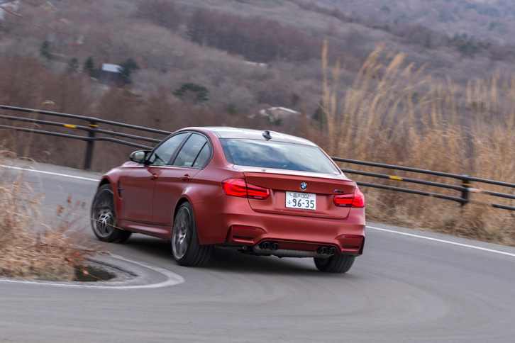 トラクション性能を高めるため、電子制御式多板クラッチを用いて駆動力を左右後輪間で可変配分する「アクティブMディファレンシャル」やDSCの制御も最適化されている。