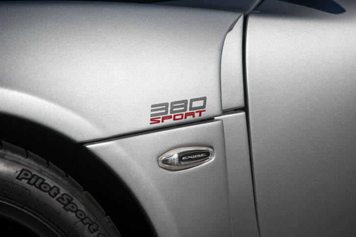 フェンダーパネルに施された「380SPORT」のロゴ。最新の“380”シリーズがリリースされた「エキシージ」だが、従来モデルの“350”シリーズについても販売は続けられている。