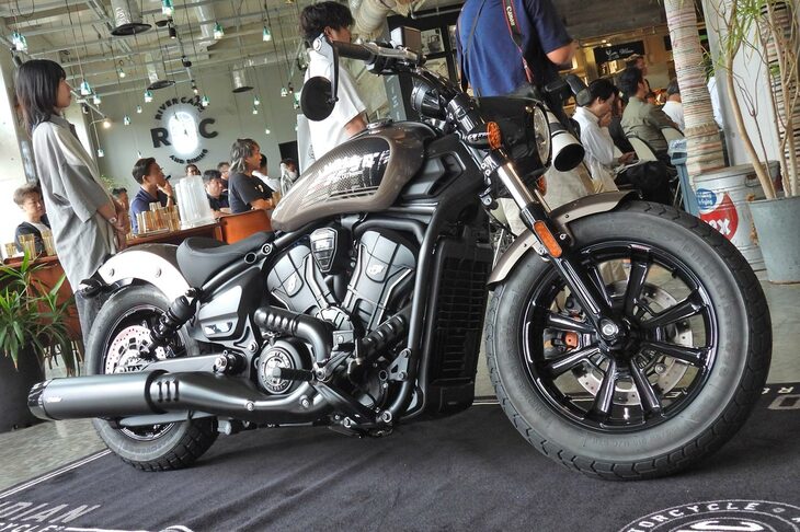 ローダウンしたスタイルと極太のタイヤが目を引く「スカウト ボバー」。