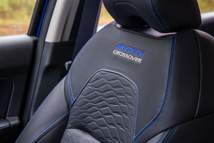 フロントシートの背もたれに入れられた「AUTECH CROSSOVER」の刺しゅうやブルーのステッチが特別感を演出。「ブラックレザレット」のシート表皮は耐水性があり汚れにも強く、アウトドアレジャーなどにも最適である。