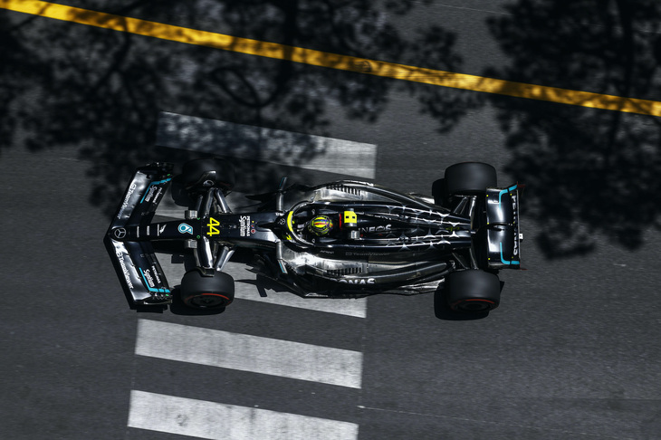 メルセデスのハミルトン（写真）は4位でゴールした。今季型マシン「W14」に大鉈（なた）を振るう決断を下していたメルセデスは、その改良版をモナコGPに投入。特徴的だった“ゼロポッド”を捨て去り、時流に乗ったサイドポッド形状となって現れた。予選ではハミルトン6位、ジョージ・ラッセルは8位とポール争いに絡むことはできず。ルクレールの降格ペナルティーで5番グリッドからスタートしたハミルトンは、フェラーリのカルロス・サインツJr.の後退もあり4位、ラッセルは5位と2台そろってチェッカードフラッグを受けた。今回は特殊なモナコのコース特性もあり改良版の真価はつかみかねたが、次のスペインGPでの走りには注目したいところだ。（Photo=Mercedes）