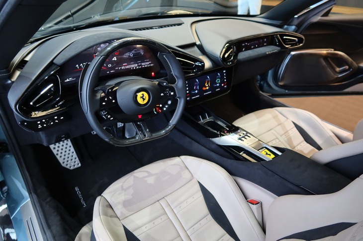 インテリアは、シンメトリー（左右対称）なコクーンスタイル。