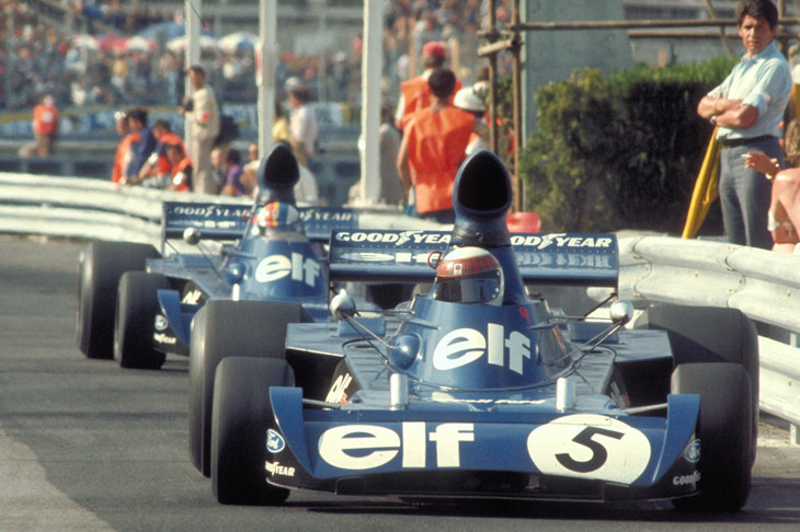 1973年のモナコGPにてランデブー走行する、ティレルのスチュワート（手前）とフランソワ・セベール（奥）。セベールは同年のアメリカGPで事故死。あまたのドライバーの死を目にしてきたスチュアートは、引退後、F1の安全性向上に尽力した。